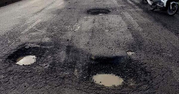 Ổ gà tại nơi xảy ra tai nạn của anh Trần Nguyễn Quang Tánh trên quốc lộ 1A đoạn qua Phú Yên - Sputnik Việt Nam