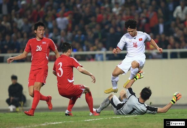 Tối 25/12/2018, trên sân vận động Mỹ Đình (Hà Nội), đội tuyển bóng đá Việt Nam gặp đội tuyển Triều Tiên trong trận đấu giao hữu nhằm chuẩn bị cho Asian Cup 2019; HLV Park Hang-seo đã thử nghiệm đội hình mới với nhiều thay đổi về nhân sự.  - Sputnik Việt Nam