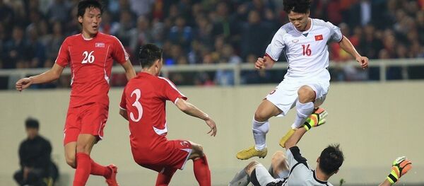 Tối 25/12/2018, trên sân vận động Mỹ Đình (Hà Nội), đội tuyển bóng đá Việt Nam gặp đội tuyển Triều Tiên trong trận đấu giao hữu nhằm chuẩn bị cho Asian Cup 2019; HLV Park Hang-seo đã thử nghiệm đội hình mới với nhiều thay đổi về nhân sự. - Sputnik Việt Nam