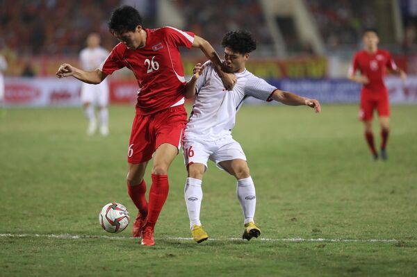 Tối 25/12/2018, trên sân vận động Mỹ Đình (Hà Nội), đội tuyển bóng đá Việt Nam gặp đội tuyển Triều Tiên trong trận đấu giao hữu nhằm chuẩn bị cho Asian Cup 2019; HLV Park Hang-seo đã thử nghiệm đội hình mới với nhiều thay đổi về nhân sự.  - Sputnik Việt Nam