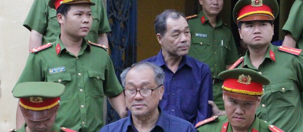 Bị cáo Phạm Công Danh và Trầm Bê Bị cáo Phạm Công Danh và Trầm Bê - Sputnik Việt Nam