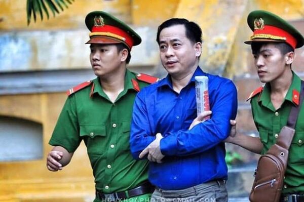 Vũ nhôm và tờ báo trên tay Vũ nhôm và tờ báo trên tay - Sputnik Việt Nam