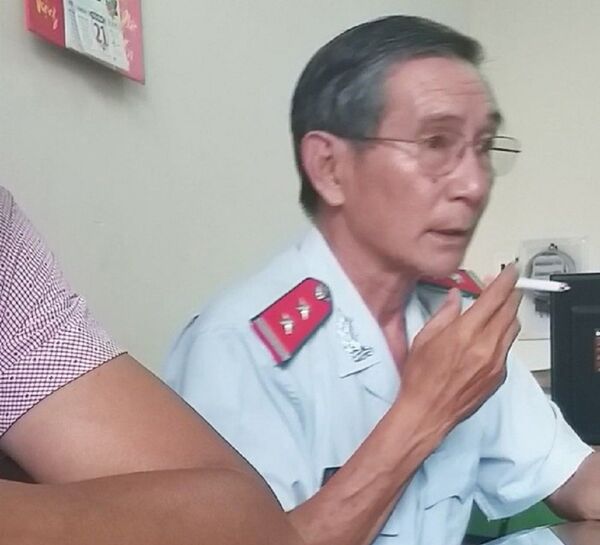 Vừa hút thuốc lá trong phòng tiếp công dân vừa từ chối tiếp nhận đơn khiếu nại, ông Quang yêu cầu người khiếu nại phải về viết lại đơn - Sputnik Việt Nam