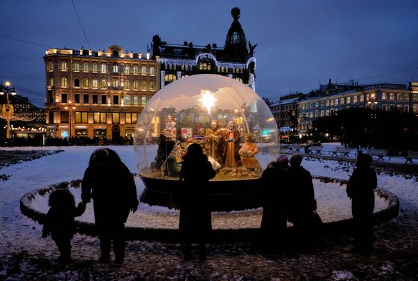 Khung cảnh Chúa giáng sinh trên quảng trường gần Nhà thờ Kazansky ở St. Petersburg - Sputnik Việt Nam