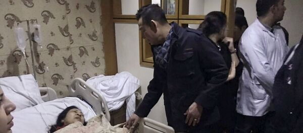 Посол Вьетнама в Каире посещает раненных во время взрыва автобуса туристов в больнице - Sputnik Việt Nam