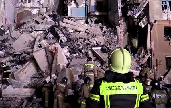 Khắc phục hậu quả vụ sập một đơn nguyên tòa chung cư trên Đại lộ Karl Marx ở Magnitogorsk - Sputnik Việt Nam