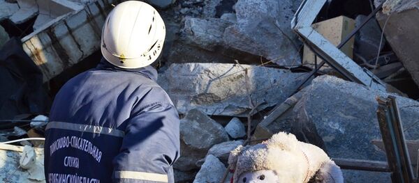 Khắc phục hậu quả vụ sập một đơn nguyên tòa chung cư trên Đại lộ Karl Marx ở Magnitogorsk - Sputnik Việt Nam