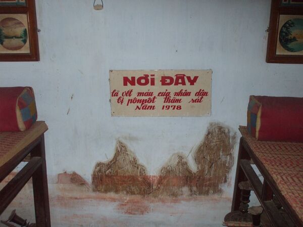 Vết máu của dân thường bị quân Khmer Đỏ thảm sát tại chùa Phi Lai, Ba Chúc. Vụ thảm sát Ba Chúc là một tội ác chiến tranh gây ra bởi chính quyền Khmer Đỏ. Vụ việc xảy ra tại xã Ba Chúc (nay là thị trấn Ba Chúc), huyện Tri Tôn, tỉnh An Giang. Ngày 18/4/1978, quân Khmer Đỏ tràn vào Ba Chúc, thẳng tay chém giết những dân thường vô tội. Nhiều người chạy tới chùa Phi Lai và Tam Bửu và chạy lên núi Tượng nhằm ẩn náu, song cũng bị quân Khmer Đỏ tàn sát dã man. Trong suốt 12 ngày chiếm đóng từ 18 đến 30 tháng 4 năm 1978, quân Khmer Đỏ đã giết chết 3.157 dân thường. Chỉ có ba người sống sót sau vụ thảm sát. - Sputnik Việt Nam