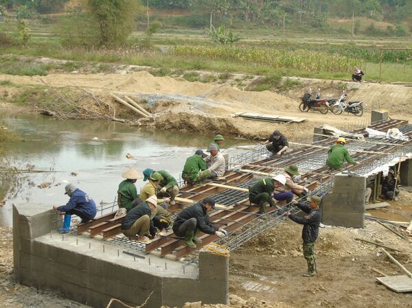 Bà con vùng núi tham gia buộc cốt thép tại công trình cầu Nà Giỏ - Sputnik Việt Nam