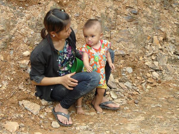 Bú xong rồi, con chơi để mẹ làm cầu nhé - Sputnik Việt Nam