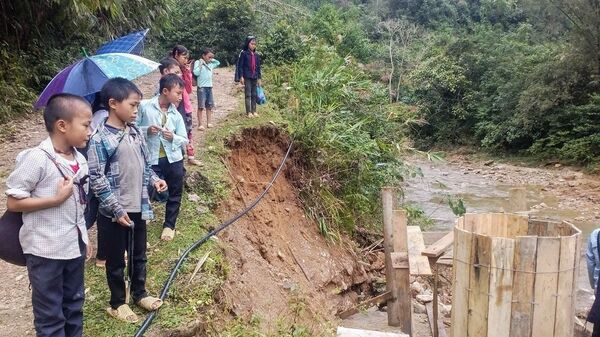 Các em học sinh chờ được đi qua cầu - Sputnik Việt Nam