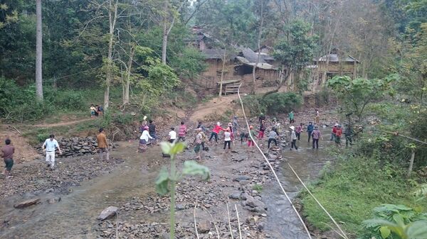 Cảnh bà con thôn Lưu Tân, xã Bảo Nam, Kỳ Sơn, Nghệ An háo hức nhặt đá làm cầu - Sputnik Việt Nam
