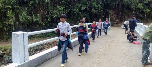 Và được đi qua cầu trước Lễ khanh thành - Sputnik Việt Nam