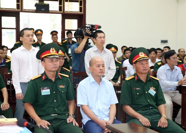 Đinh Ngọc Hệ tại phiên tòa sáng 30/7 Đinh Ngọc Hệ tại phiên tòa sáng 30/7 - Sputnik Việt Nam