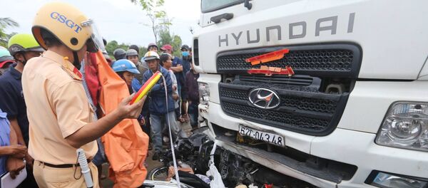 CSGT làm việc tại hiện trường vụ tai nạn - Sputnik Việt Nam