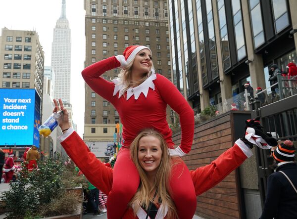 Các ông già Noel Santa Claus tại cuộc thi SantaCon 2018 ở New York - Sputnik Việt Nam