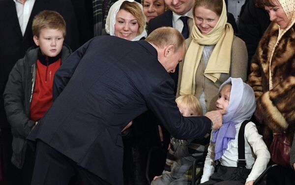 Tổng thống Vladimir Putin đích thân tham gia lễ phụng vụ Giáng sinh tại Giáo đường Spaso-Preobarazhenskiy ở Saint-Peterburg - Sputnik Việt Nam