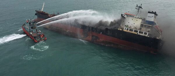 Tàu cứu hỏa Hong Kong phun nước lên tàu dầu Aulac Fortune để chữa cháy. - Sputnik Việt Nam