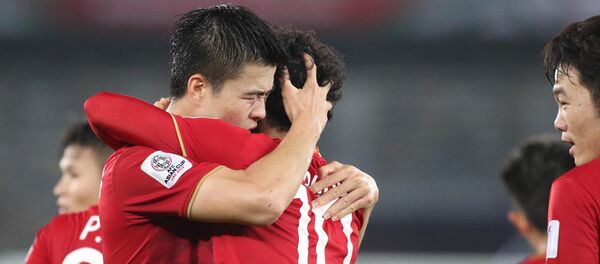 Duy Mạnh ôm rất chặt Công Phượng, trong lúc mừng bàn thắng thứ hai vào lưới Iraq. Trung vệ của Việt Nam trước đó trực tiếp mắc lỗi để mất bóng, tạo điều kiện cho đối phương ghi bàn gỡ hòa. Duy Mạnh ôm rất chặt Công Phượng, trong lúc mừng bàn thắng thứ hai vào lưới Iraq. Trung vệ của Việt Nam trước đó trực tiếp mắc lỗi để mất bóng, tạo điều kiện cho đối phương ghi bàn gỡ hòa. - Sputnik Việt Nam