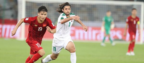 Tiền vệ Quang Hải đi bóng. Tiền vệ Quang Hải đi bóng. - Sputnik Việt Nam