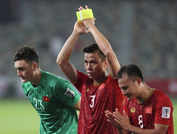 Các tuyển thủ cảm ơn CĐV đã cổ vũ cho đội bóng.  - Sputnik Việt Nam