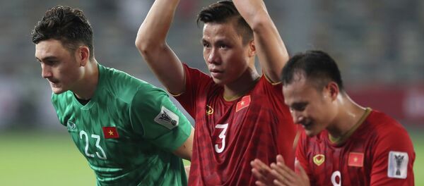 Các tuyển thủ cảm ơn CĐV đã cổ vũ cho đội bóng. Các tuyển thủ cảm ơn CĐV đã cổ vũ cho đội bóng. - Sputnik Việt Nam