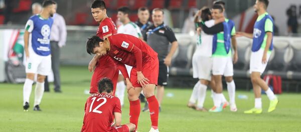 Tiền vệ Hồng Duy (số 12) bị đau sau khi kết thúc trận đấu. Tiền vệ Hồng Duy (số 12) bị đau sau khi kết thúc trận đấu. - Sputnik Việt Nam