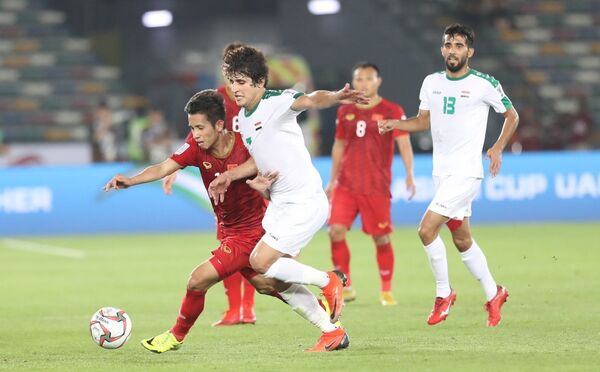 Sự cố gắng của hậu vệ Hồng Duy. - Sputnik Việt Nam