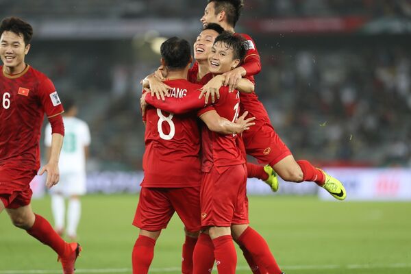 Các cầu thủ Việt Nam ăn mừng bàn thắng thứ hai ở phút 42 trận Iraq-Việt Nam tại Asian Cup 2019. - Sputnik Việt Nam