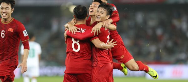 Các cầu thủ Việt Nam ăn mừng bàn thắng thứ hai ở phút 42 trận Iraq-Việt Nam tại Asian Cup 2019. - Sputnik Việt Nam