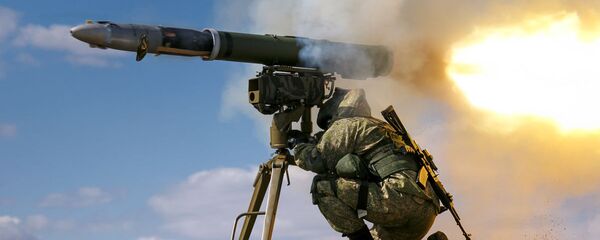 Kiểm tra đối chứng của học viên Trung tâm huấn luyện chiến đấu sử dụng tên lửa và pháo binh của lực lượng mặt đất thuộc Quân khu phía Tây - Sputnik Việt Nam