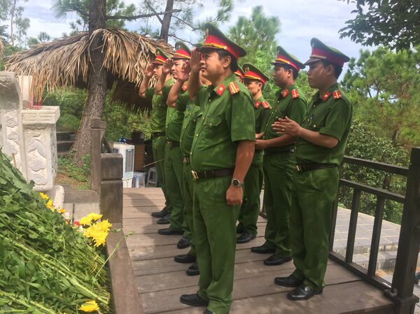 Dâng hương tại khu mộ Đại tướng Võ Nguyên Giáp - Sputnik Việt Nam