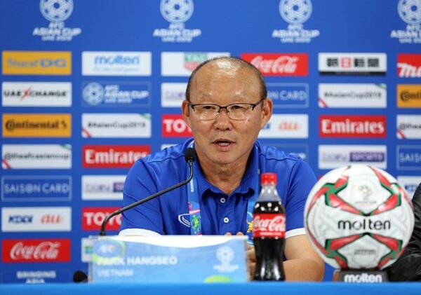 HLV Park Hang-seo bước vào phòng họp với nụ cười rất tươi và tự hào về những gì các cầu thủ Việt Nam đã làm được trước đội mạnh như Iraq HLV Park Hang-seo bước vào phòng họp với nụ cười rất tươi và tự hào về những gì các cầu thủ Việt Nam đã làm được trước đội mạnh như Iraq - Sputnik Việt Nam