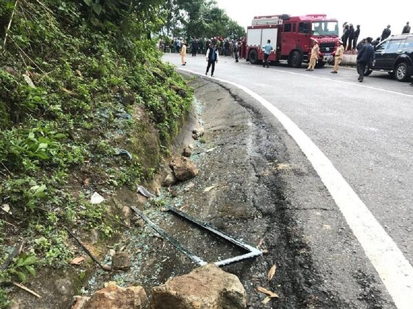 Vị trí xe vào vách núi là nơi tìm thấy cánh tay nữ sinh.  - Sputnik Việt Nam