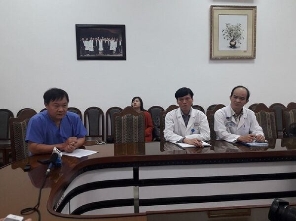 BS Phạm Trần Xuân Anh, Phó giám đốc BV Đà Nẵng, chia sẻ thông tin về tình hình sức khỏe của bệnh nhân. - Sputnik Việt Nam
