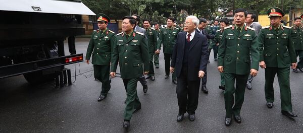 Tổng Bí thư, Chủ tịch nước Nguyễn Phú Trọng, Bí thư Quân ủy Trung ương xem trưng bày, giới thiệu các khí tài quân sự của ngành Quốc phòng. - Sputnik Việt Nam