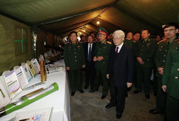 Tổng Bí thư, Chủ tịch nước Nguyễn Phú Trọng, Bí thư Quân ủy Trung ương xem trưng bày, giới thiệu các khí tài quân sự của ngành Quốc phòng. Tổng Bí thư, Chủ tịch nước Nguyễn Phú Trọng, Bí thư Quân ủy Trung ương xem trưng bày, giới thiệu các khí tài quân sự của ngành Quốc phòng. - Sputnik Việt Nam