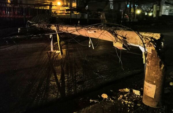 Di chuyển thiếu quan sát, chiếc xe bồn chở xăng đã vướng vào dây cáp điện, kéo đổ rạp 4 chiếc cột điện ven đường Trường Chinh  - Sputnik Việt Nam