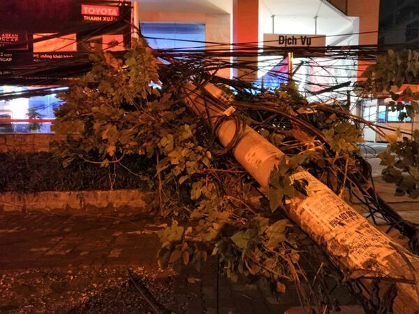 Nhiều phần dây cáp điện nằm ngổn ngang trên đường, nhiều xe máy không chú ý đã ngã khi vướng phải  - Sputnik Việt Nam