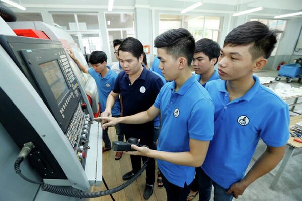 Sinh viên khoa cơ khí động lực Trường ĐH Sư phạm kỹ thuật TP.HCM trong giờ thực hành. Năm 2019, trường này đưa môn tiếng Anh vào làm tiêu chí xét tuyển của nhiều ngành - Sputnik Việt Nam