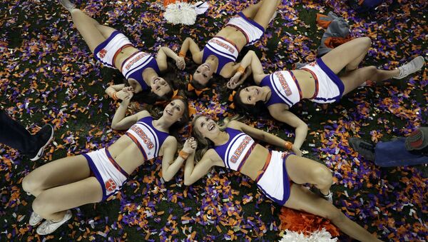 Các cô gái nhóm cổ động viên Clemson tại Giải vô địch Cao đẳng NCAA - Sputnik Việt Nam