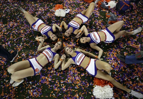 Các cô gái nhóm cổ động viên Clemson tại Giải vô địch Cao đẳng NCAA - Sputnik Việt Nam