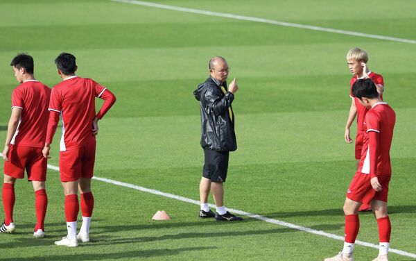 HLV Park Hang-seo theo dõi các học trò tập trên sân Sultan Bin Zayed Nahyan. - Sputnik Việt Nam