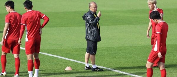 HLV Park Hang-seo theo dõi các học trò tập trên sân Sultan Bin Zayed Nahyan. - Sputnik Việt Nam