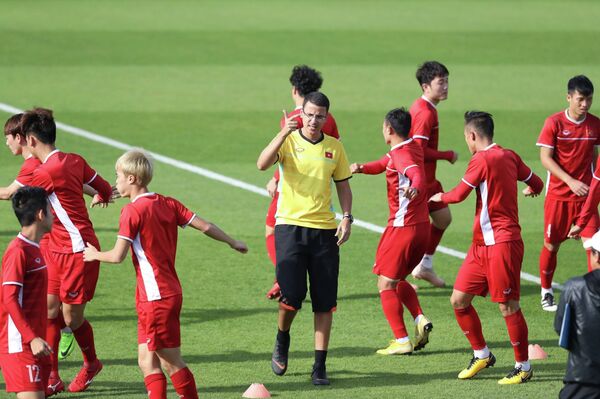 Asian Cup 2019: Đội tuyển Việt Nam tập buổi cuối trên sân Sultan Bin Zayed Nahyan  - Sputnik Việt Nam
