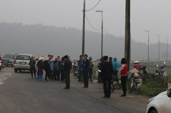 Người dân thay nhau gác chốt chặn xe vào bãi rác Nam Sơn - Sputnik Việt Nam