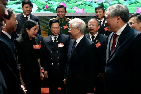 Tổng Bí thư, Chủ tịch nước Nguyễn Phú Trọng trao đổi với các đại biểu dự hội nghị. - Sputnik Việt Nam