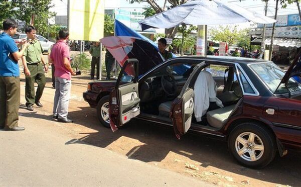 Chiếc xe bị đặt mìn tự chế - Sputnik Việt Nam