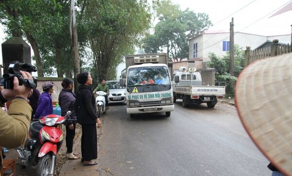 Người dân xã Hồng Kỳ thay phiên nhau ra đứng đường chặn xe chở rác. - Sputnik Việt Nam