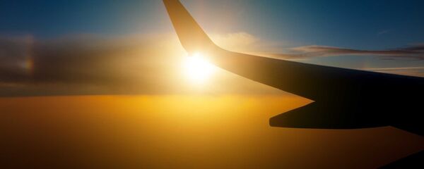 Cánh máy bay trong hoàng hôn - Sputnik Việt Nam